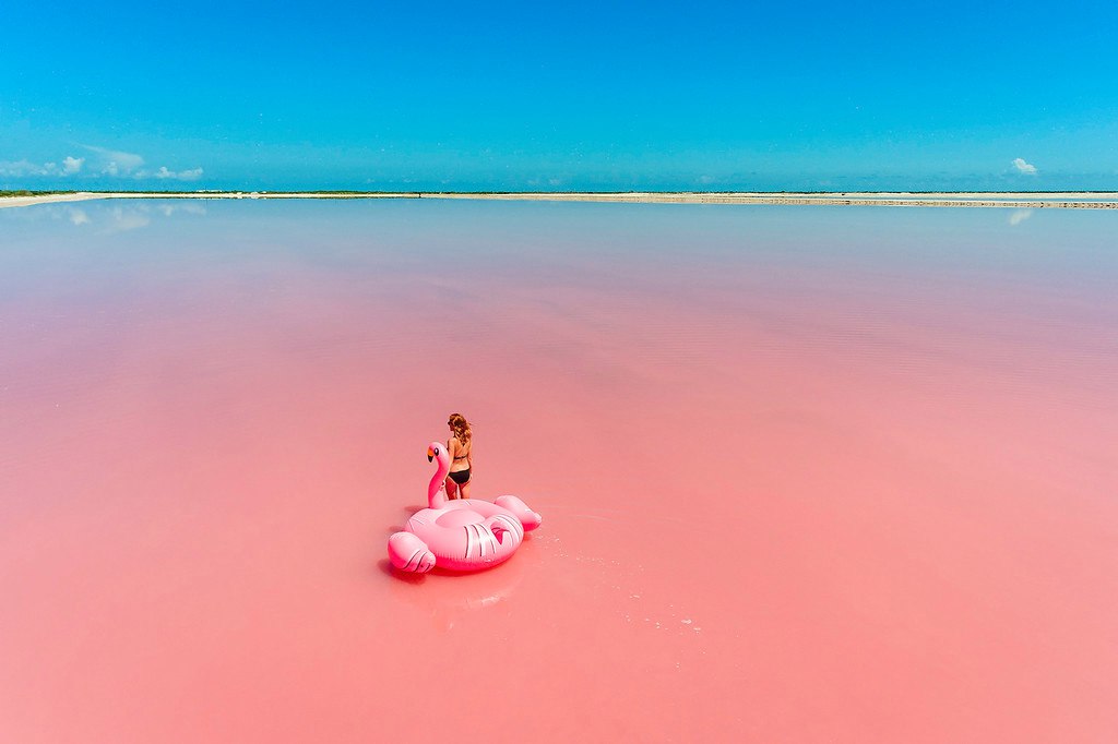 Розовая лагуна у берегов Мексики