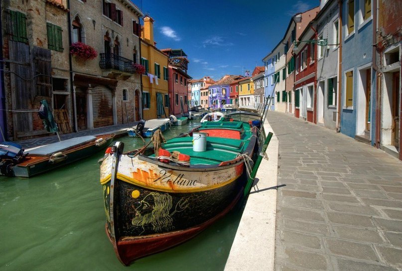 Бурано — самый яркий район Венеции.