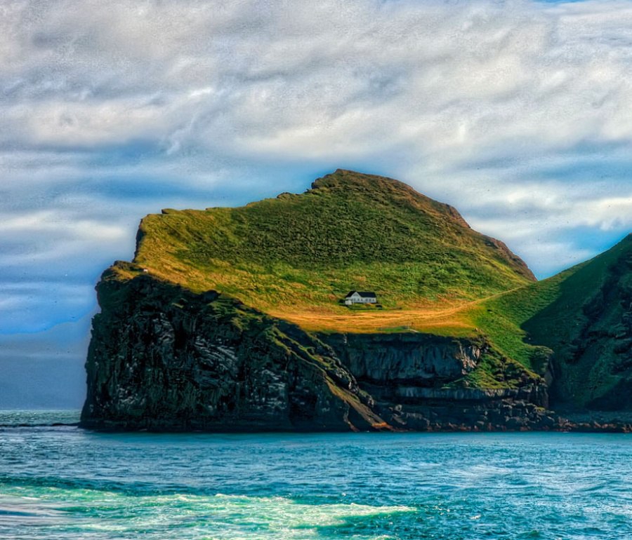 В Исландии существует остров с одним-единственным крошечным домиком.