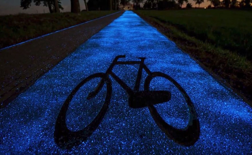 В Польше придумали светящиеся велодорожки, которые заряжаются от солнца.
