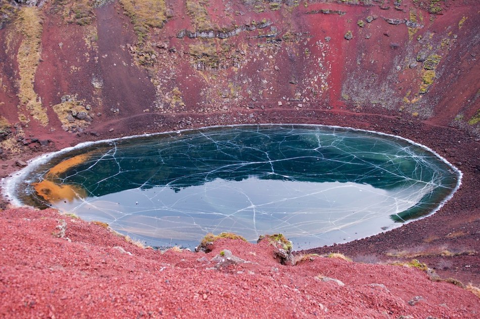 Озеро кратера Керіз. Знаходиться в Ісландії. Неймовірно красиве місце!