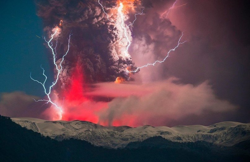 Photos of the volcanic eruption of Cordon Caulle, made by Chilean photographer Francisco Negroni