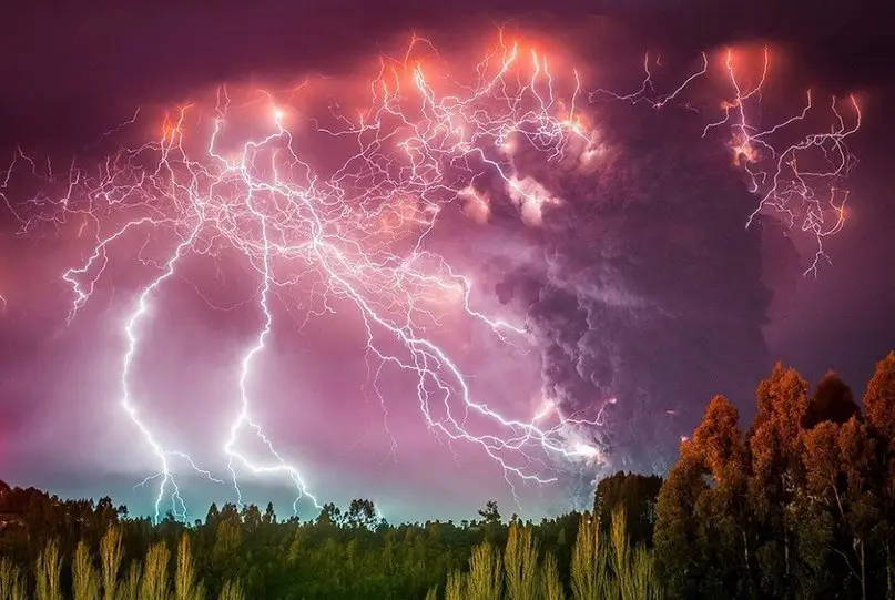 Фотографии извержения вулкана Cordon Caulle, сделанные чилийским фотографом Francisco Negroni