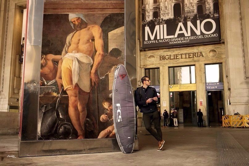 В Париже и Милане места наружной рекламы заняли репродукции картин известных художников