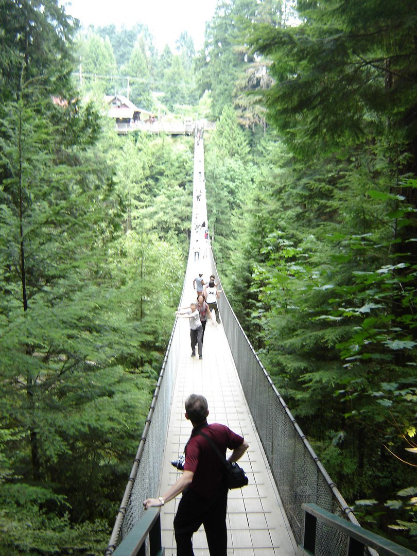 Подвесной мост над рекой Капилано длиной 140 метров, Северный Ванкувер, Канада