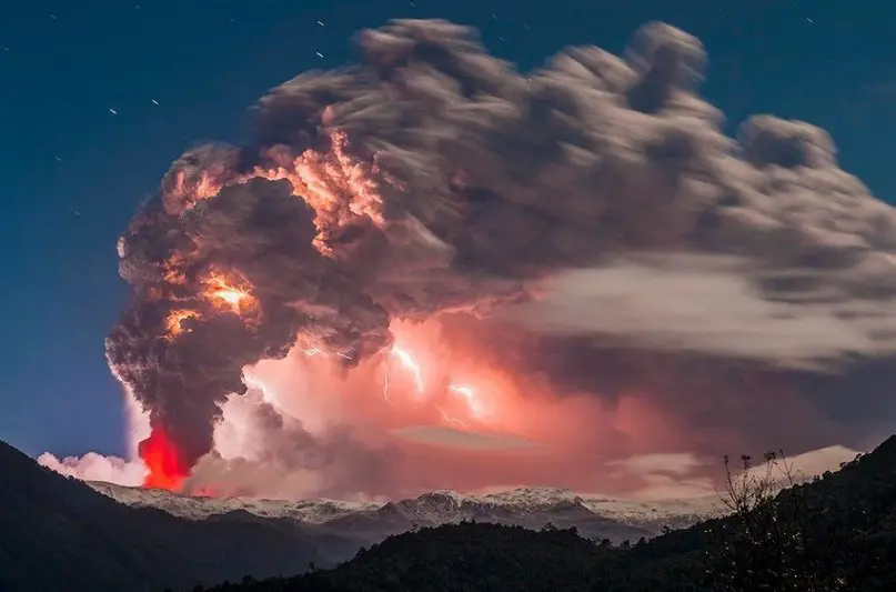 Фотографии извержения вулкана Cordon Caulle, сделанные чилийским фотографом Francisco Negroni