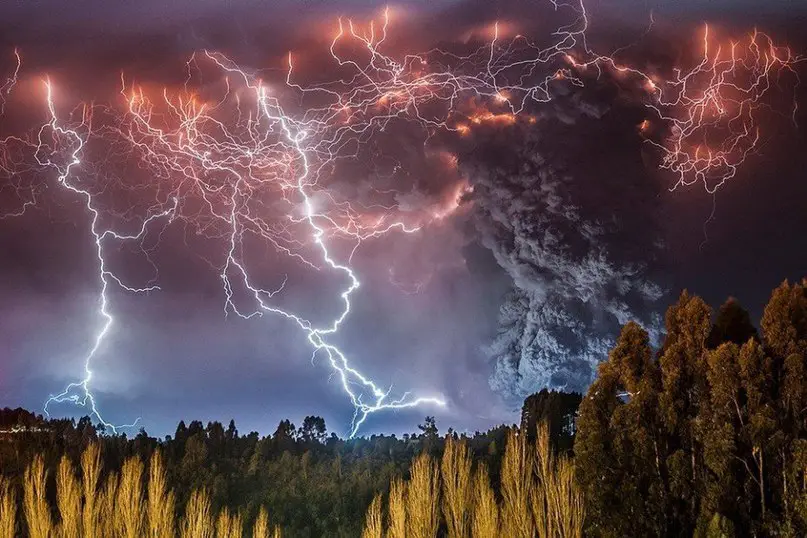 Фотографии извержения вулкана Cordon Caulle, сделанные чилийским фотографом Francisco Negroni