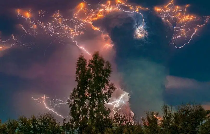 Фотографии извержения вулкана Cordon Caulle, сделанные чилийским фотографом Francisco Negroni