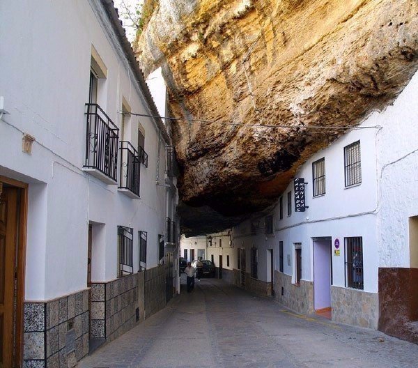 Місто під скелею, сетеніль-де-лас-бодегас, Іспанія