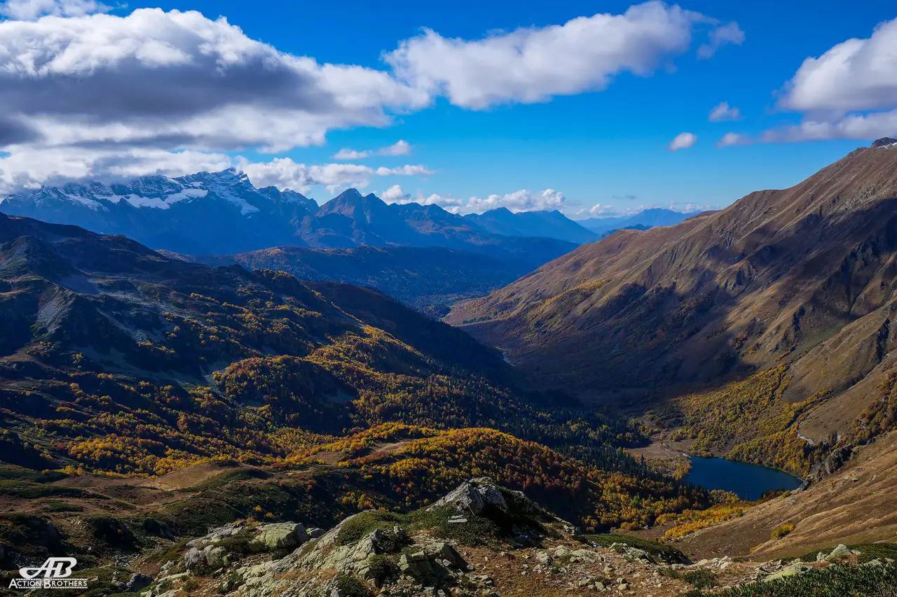 Autumn on the Kardyvach lake