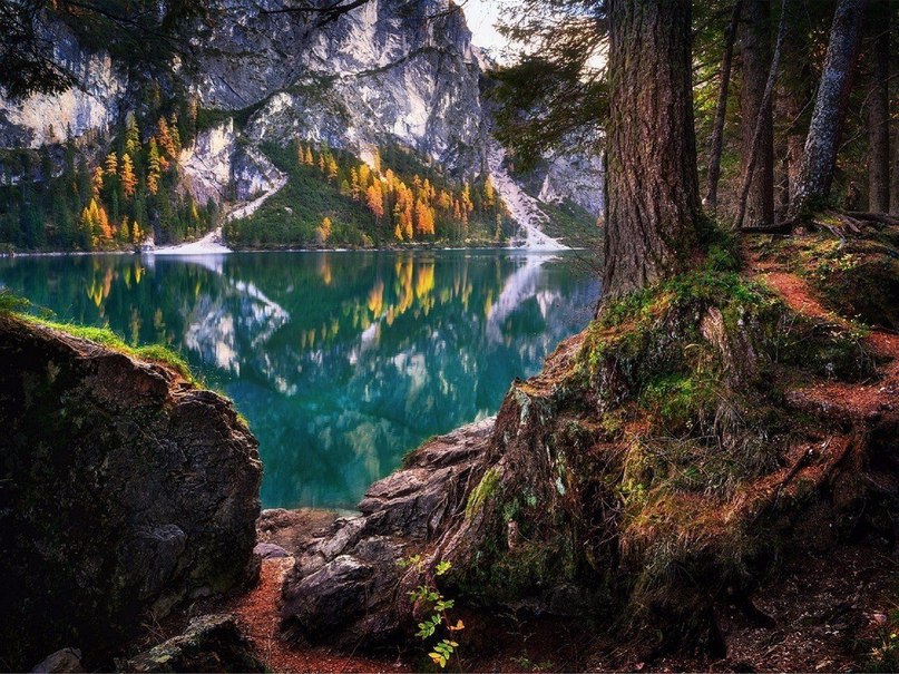 Потрясающее озеро Брайес, Италия