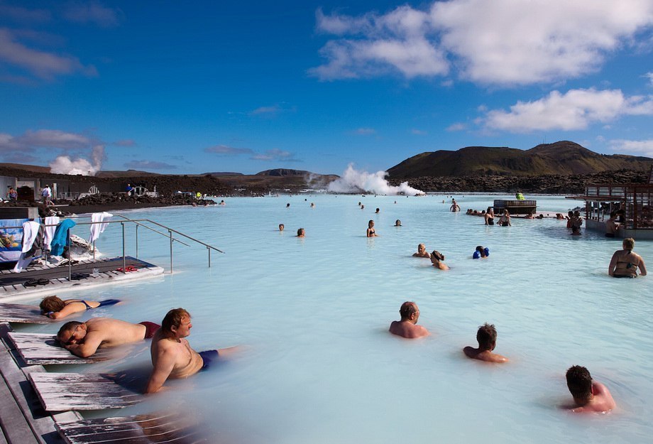 Голубая лагуна в Исландии - уникальный природный бассейн под открытым небом.