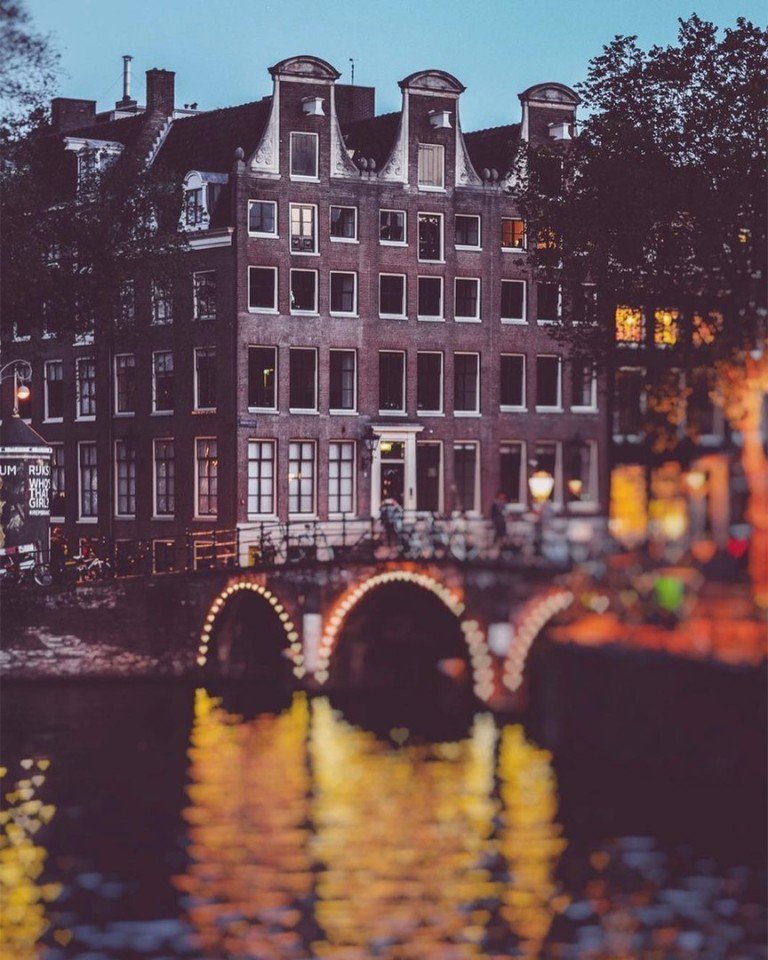 Окутанный золотой осенью Амстердам. Красиво!