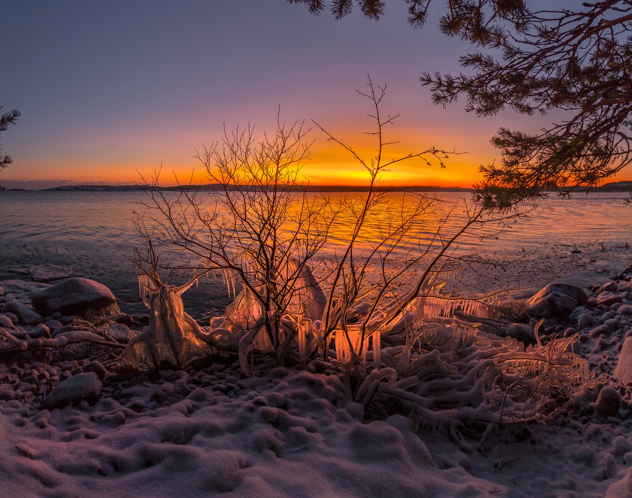 Февральский закат на Ладожском озере. Карелия
