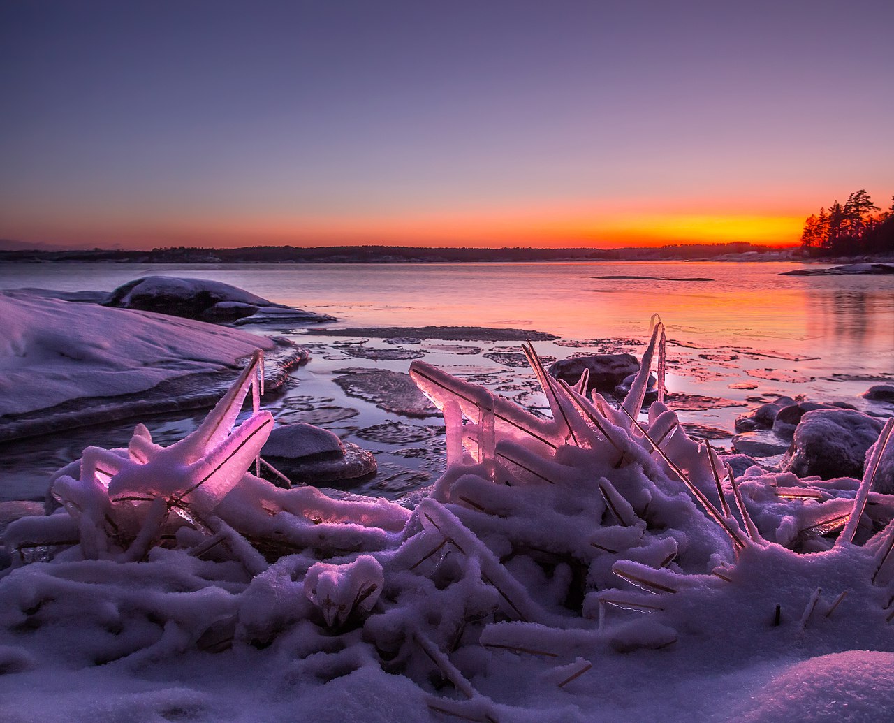 Февральский закат на Ладожском озере. Карелия