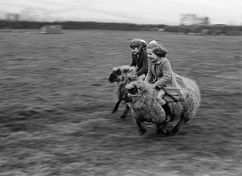 Carefree childhood in the lens of photographer John Drysdale