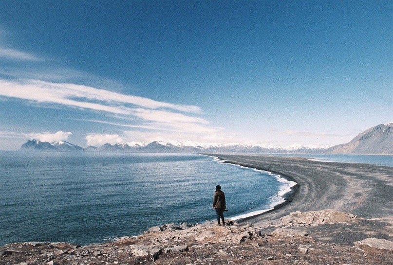 Пожалуйста, один билет до Исландии. Обратный не надо.