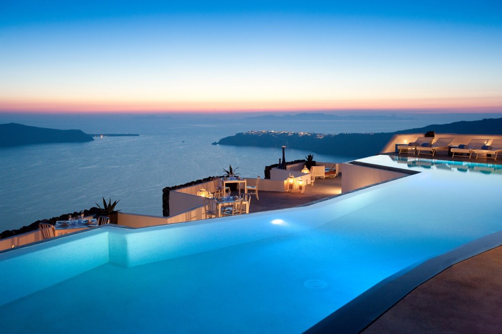 Pools with a view to infinity ...