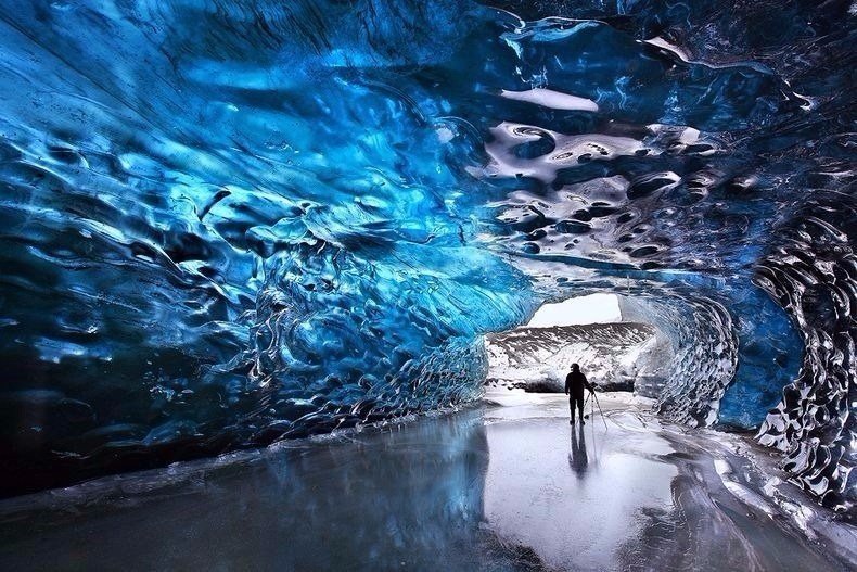 Ось така печера є в Ісландії. Для тих, кому жарко.