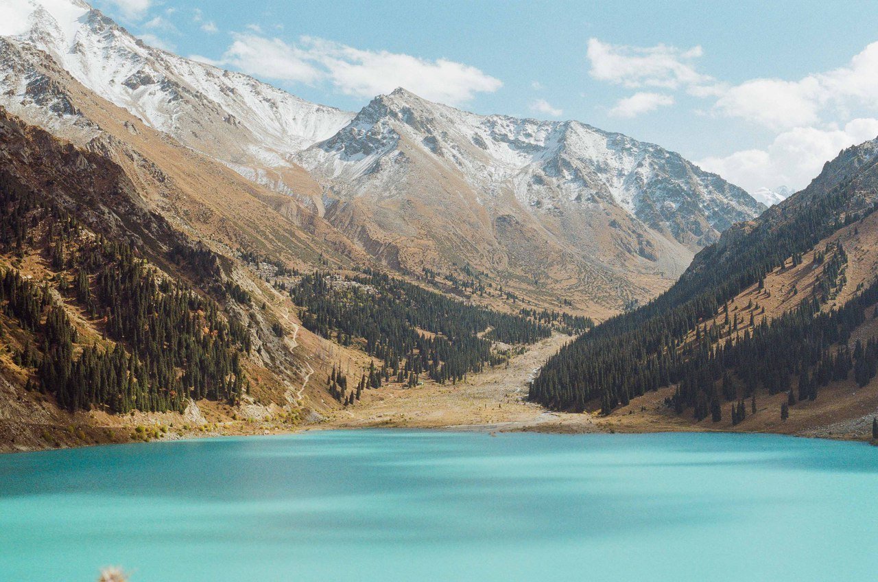 Кажется, что это изумрудное озеро и горы находятся в Канаде, но это - Казахстан!