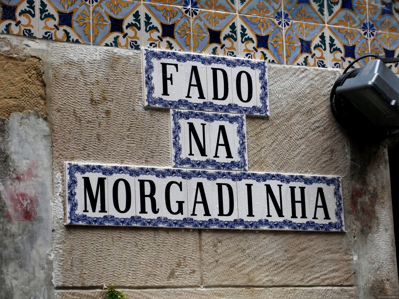 Колоритная плитка в Португалии