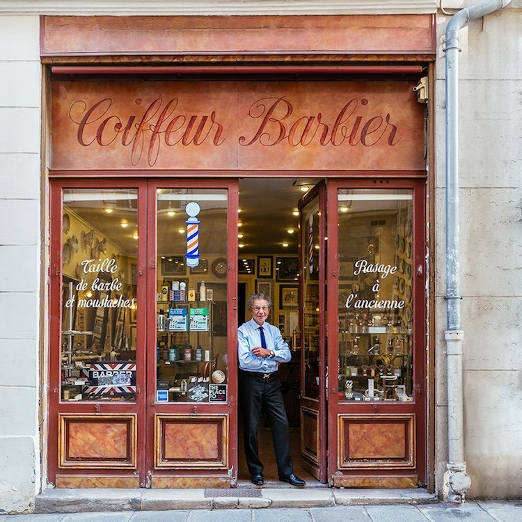 Неповторимый французский колорит в витринах Парижа