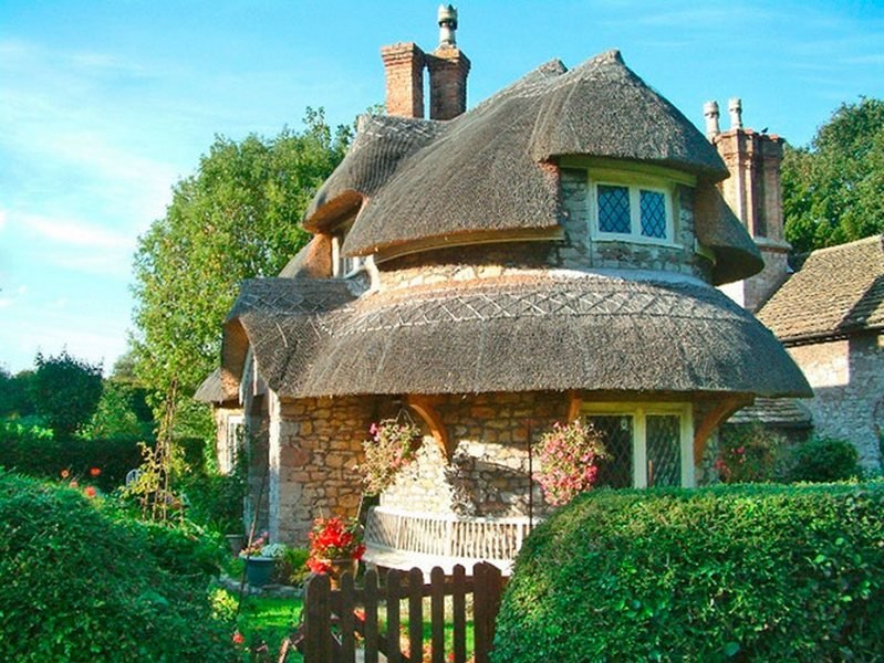 Almost fabulous houses with thatched roofs in England.