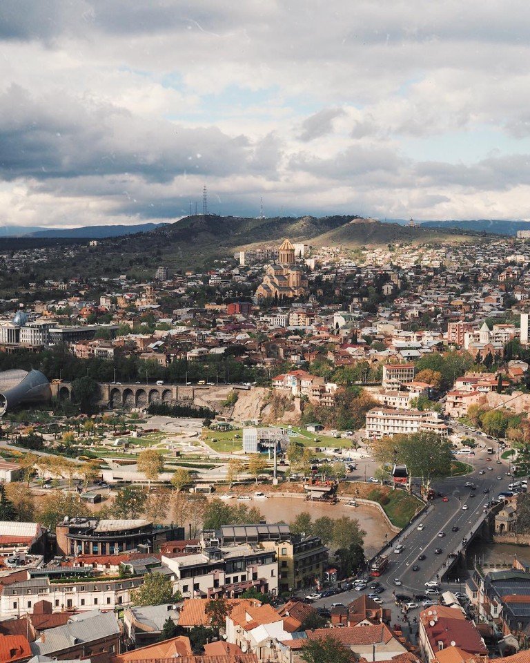 Уехать бы в Тбилиси, насладиться красотой здешних мест и горячим хачапури