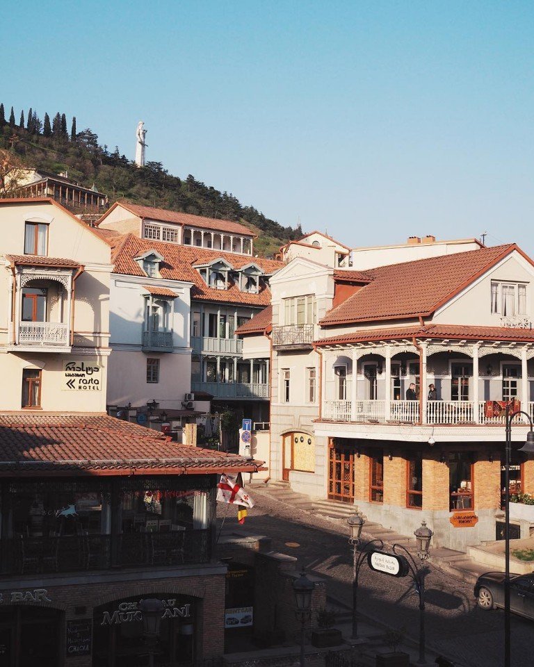 Уехать бы в Тбилиси, насладиться красотой здешних мест и горячим хачапури