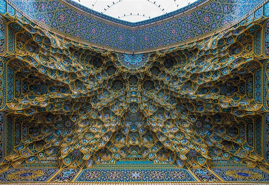 On the vaults of mosques you can look infinitely long