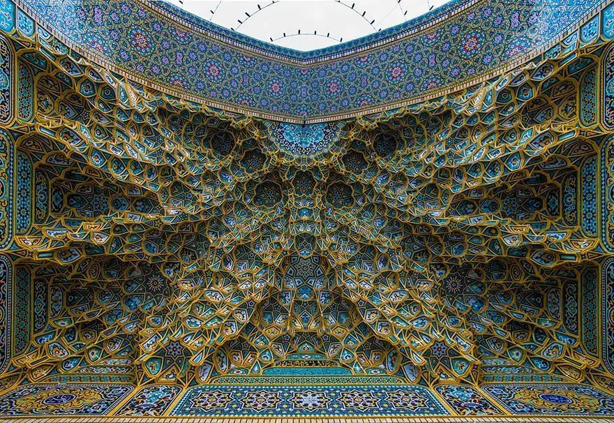 On the vaults of mosques you can look infinitely long