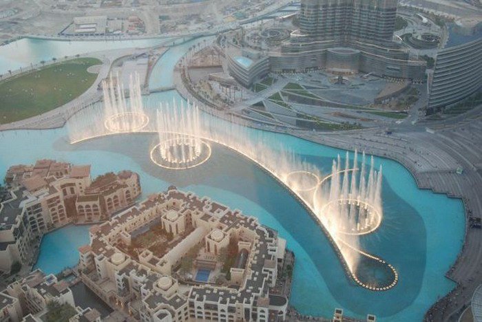 Самый большой фонтан в мире, Дубаи. Высота 150 м.