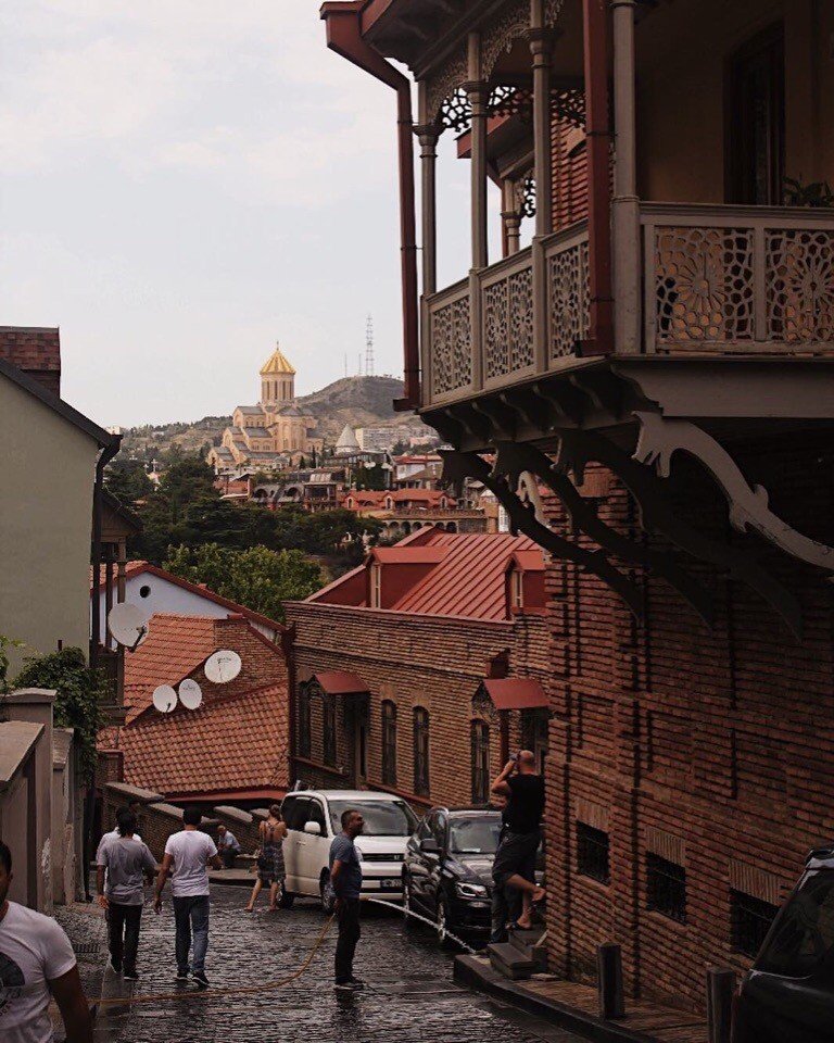 Сейчас бы бродить по улочкам Тбилиси и есть горячий хачапури, а не вот это вот всё...