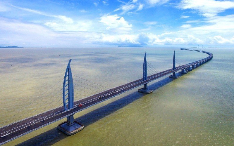 Самый длинный мост в мире, Китай. Его длина - 55 км, 6,5 км находятся под водой.