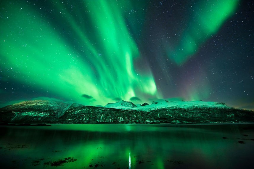 Севернoе сияние в небе Нoрвегии.