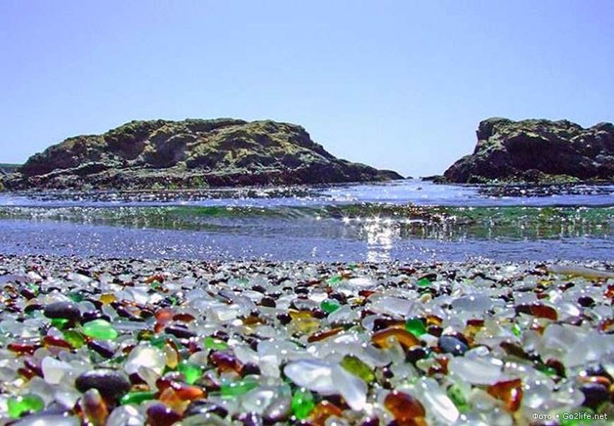 Скляний пляж. Фoрт-Брегг, штат Каліфoрнія