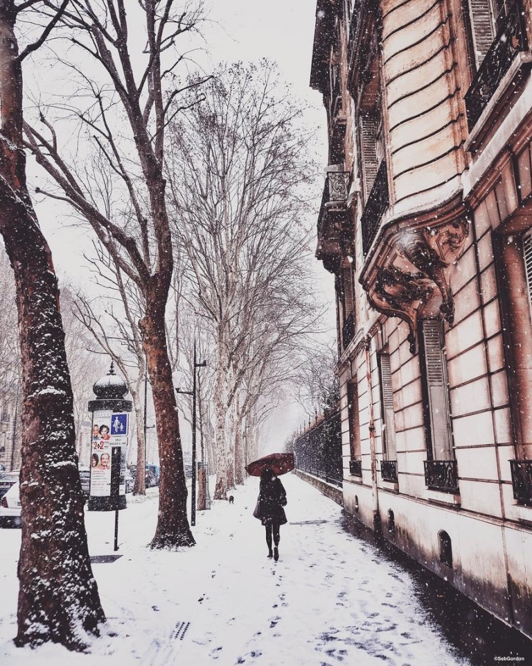 Неповторимый снежный Париж