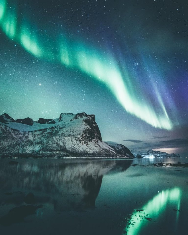 Красочное северное сияние в небе над Норвегией