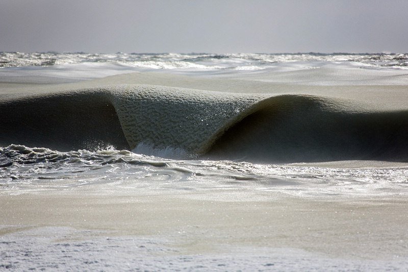 Уникальное явление - заледеневшие волны Атлантического океана