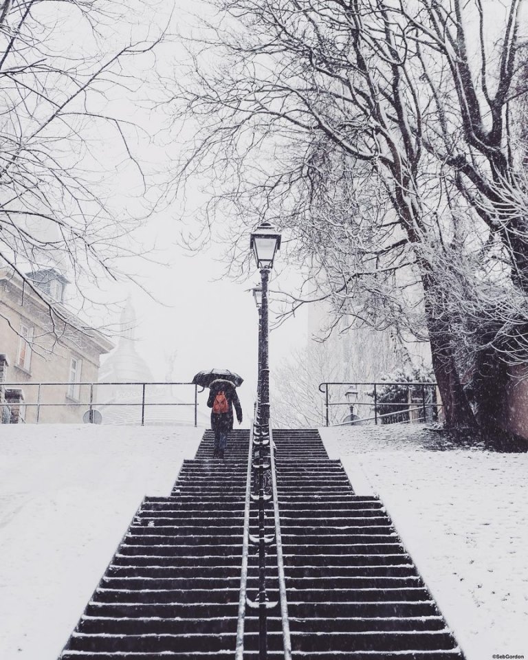 Неповторимый снежный Париж