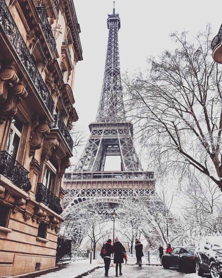 Неповторимый снежный Париж