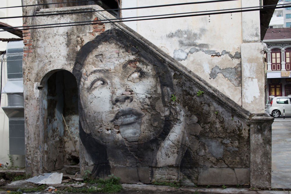 Художник из Мельбурна преображает заброшенные здания, рисуя на их стенах женские портреты 
