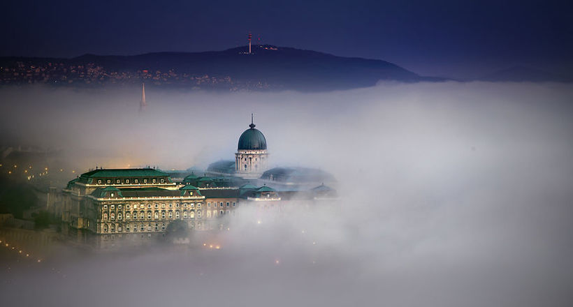 10 fantastic frames of beautiful Budapest, drowning in milk fog