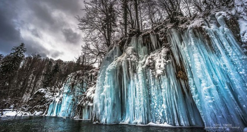 10 фантастичних знімків царства тисячі замерзлих водоспадів на Плітвицьких озерах