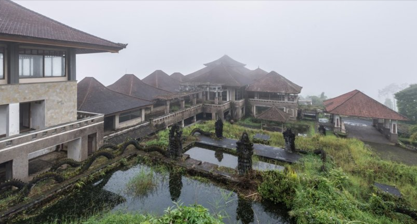 18 таинственных и волнующих фото заброшенного отеля на Бали