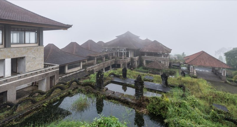 18 mysterious and thrilling photos of an abandoned hotel in Bali