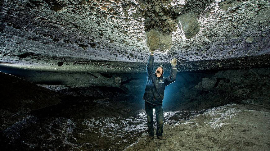 Ukrainian photographer found the entrance to Through the Looking Glass