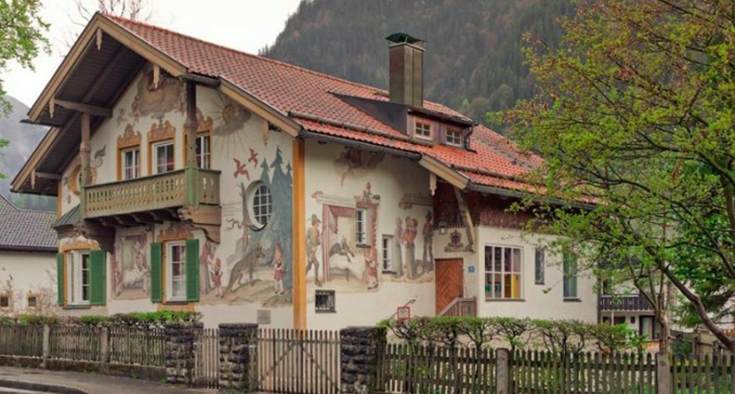 35 photos of the alpine village of Oberammergau, in which each house is a painting