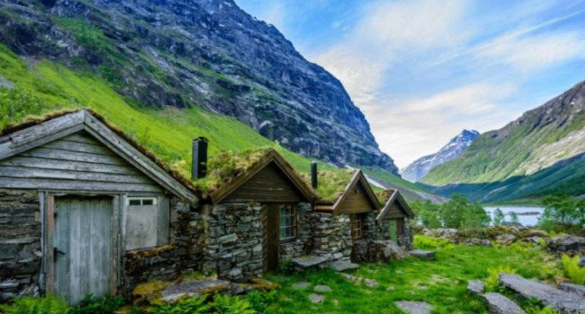 Казкові скандинавські будиночки: чому на їх дахах росте трава