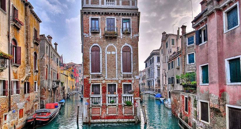 The construction of Venice: the city was erected in the water or flooded it later
